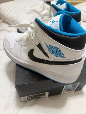 Jordan Air Jordan 1 Mid in White, Black & Blue